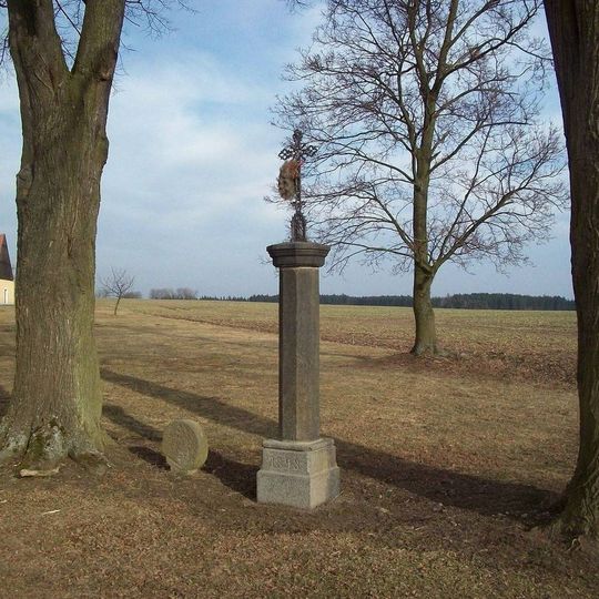 Kříž západně od zámku Kalec u silnice