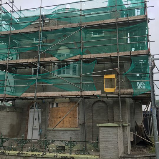 Tŷ Carwyn, including forecourt railings