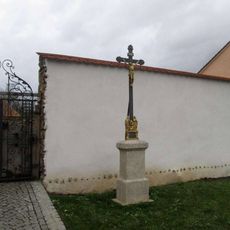 Kříž v Sulislavi u sochy