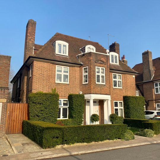 7, Turner Close Nw11