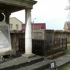 Kapelle und zwei Grabmale eines Friedhofes Wallstraße 1a