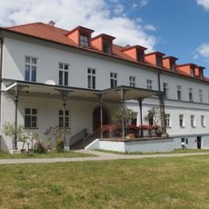 Zámek Pohořelice s parkem, kaplí a křížem