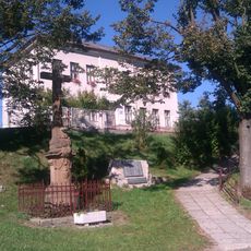 Kříž v České Rybné u školy