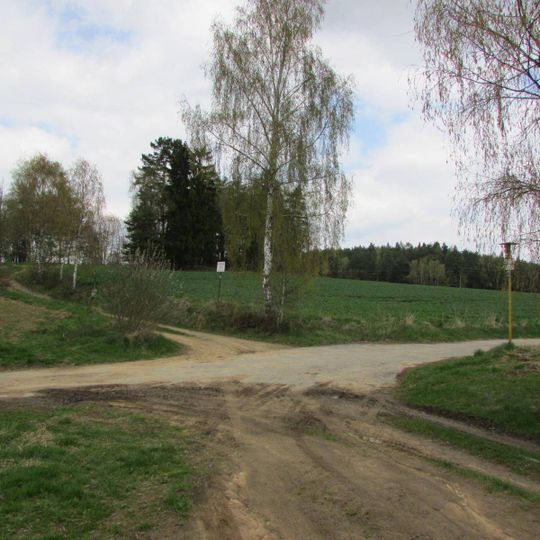 Kříž na křižovatce u samoty Mokřiny