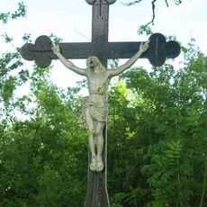 Kříž u rozcestí ke hřbitovu v Sutomi