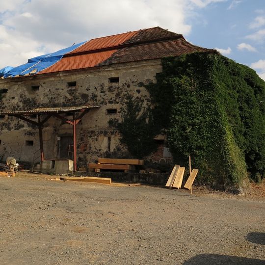 Tvrz - přestavěna na sýpku u čp. 31