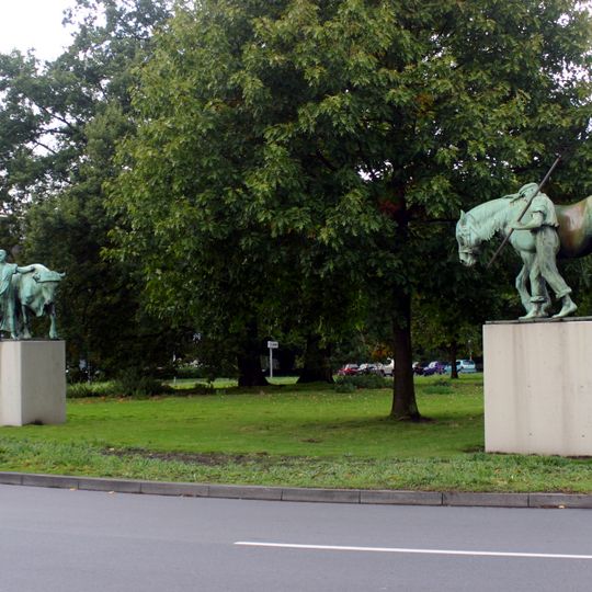 Knecht mit Pferd und Magd mit Stier