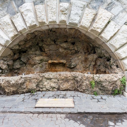 Fontaine-grotte du parc des Bastions