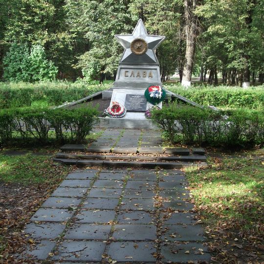 Памятное место, где захоронены партизаны, погибшие при эвакуации в 1941-1944 гг. Установлен памятник-звезда