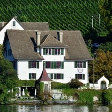 Landgut mit Seeuferhang