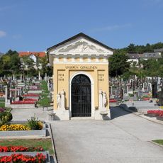 Friedhofskapelle und Kriegerdenkmal