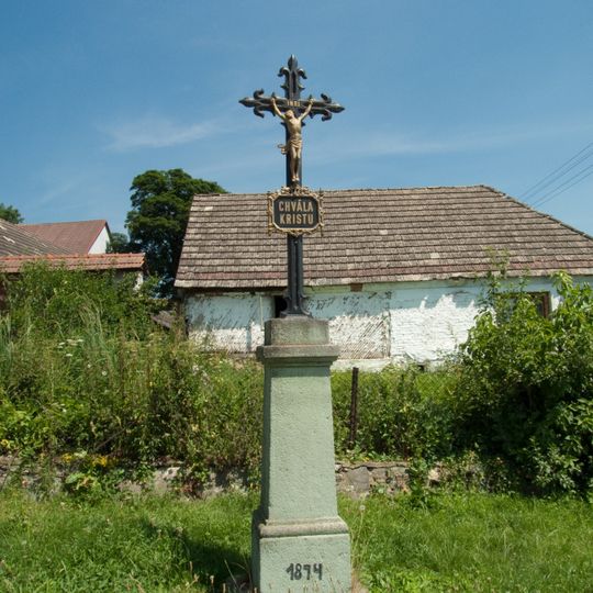 Kříž na návsi v Ratajích