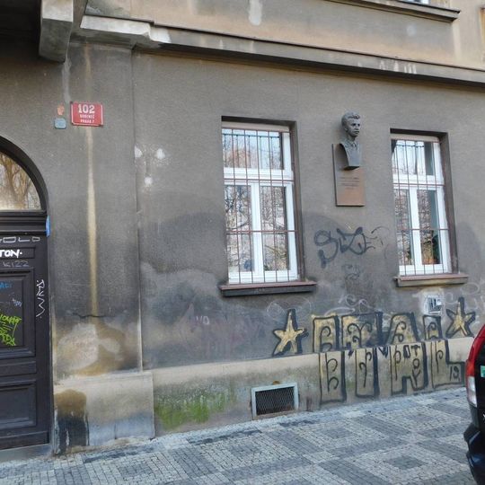 Pamětní deska Cypriána Majerníka na domě Nad Královskou oborou 102/5 na Letné