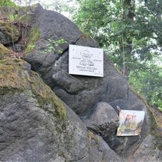 Pamětní deska Štefana Vnučka na skále nad amfiteátrem v Lokti