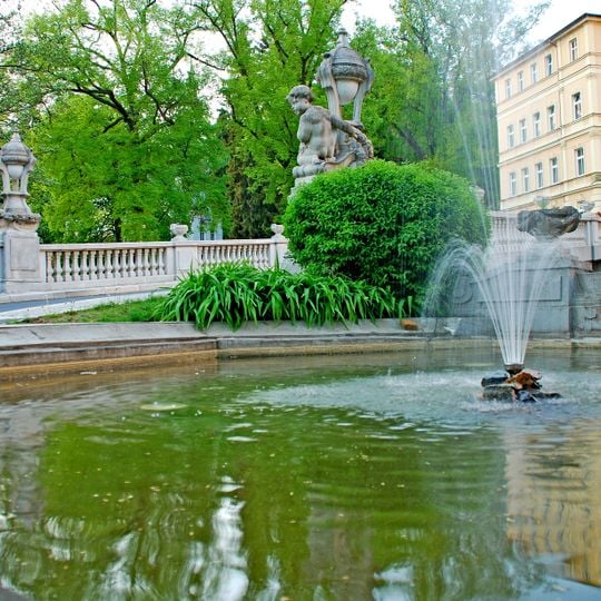 Kašna u mostu k hotelu Richmond v Karlových Varech