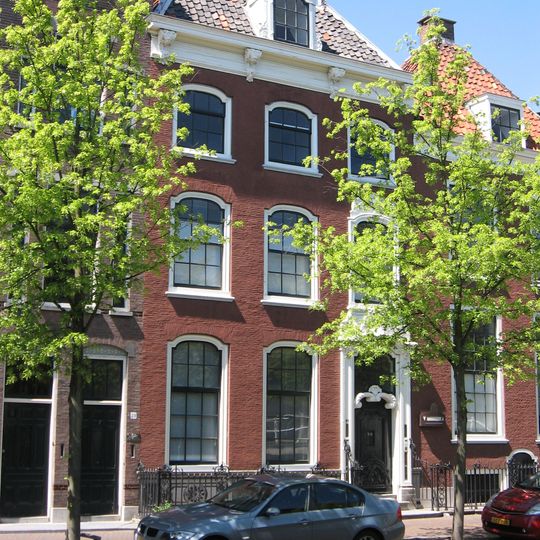 Pand onder dwars schilddak, waarin dakvenster