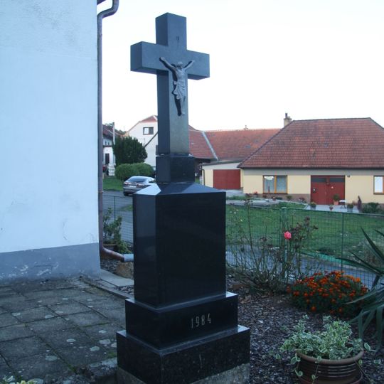 Kříž u kaple v Zadním Zhořci