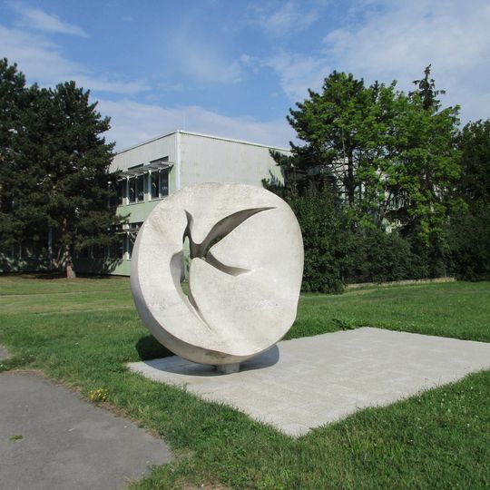 Kamenná plastika u Vysoké školy hotelové v Bohnicích