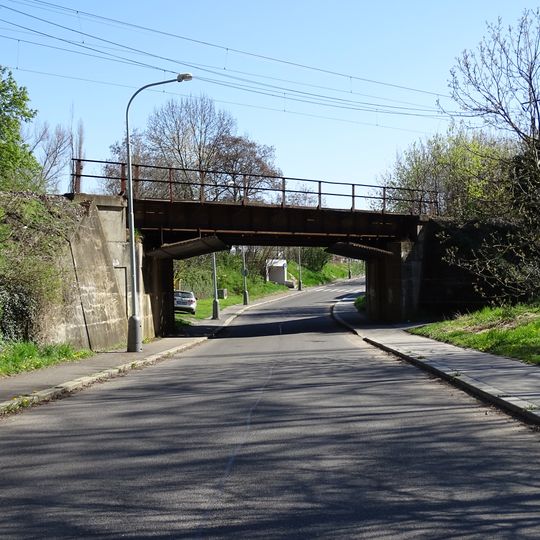 Most trati Praha - Beroun přes ulici Podjezd v Malé Chuchli