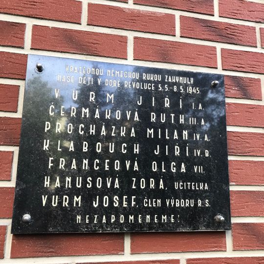 Pamětní deska žákům a učitelum zavražděným za Pražského povstání na škole Na Zelené Lišce v Praze