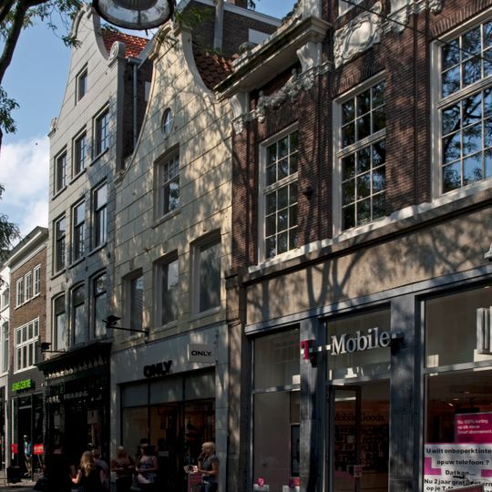 Pand met gepleisterde klokgeveltje en jongere onderpui