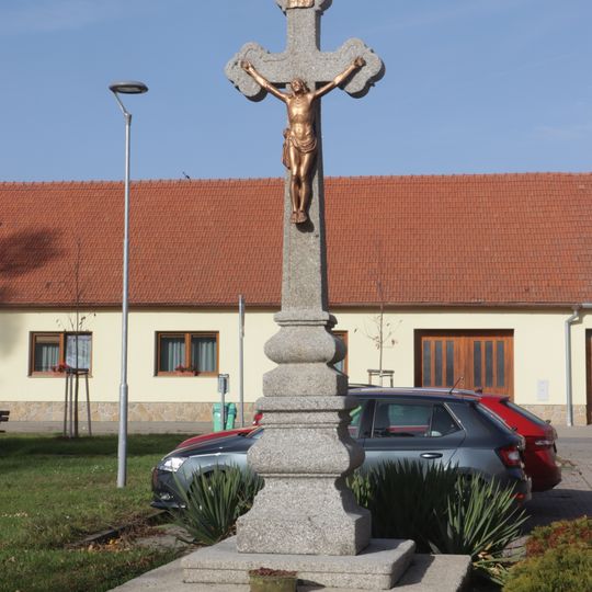 Kříž u kostela Nejsvětější Trojice ve Vladislavi