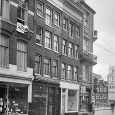 Pand met gevel onder rechte lijst