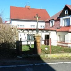 Kříž v zahradě domu Bezručova 62/11 v Rumburku