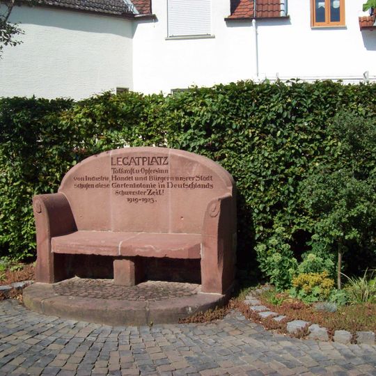 Steinbank als Denkmal für die Errichtung der Gartenkolonie 1919–1923