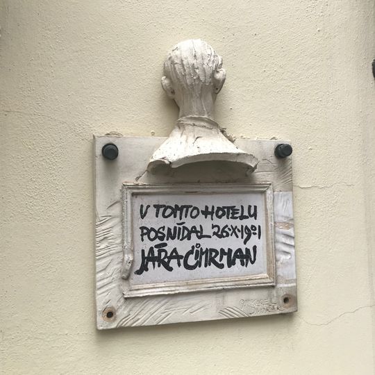 Pamětní deska Járy Cimrmana na domě Čapkova 400/13 v Michli