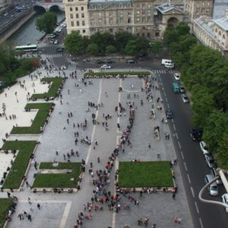 Parvis Notre-Dame - place Jean-Paul-II