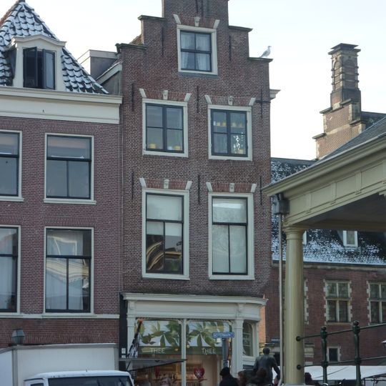 Pand met trapgevel, bovenvensters strekken met maskersluitstenen