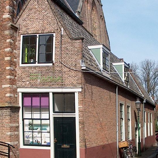 Eenvoudige kosterswoning tegen zuiderbeuk van de Noorderkerk