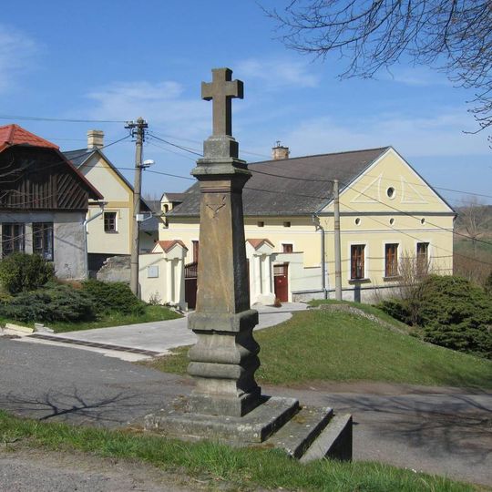 Pamětní kříž na návsi v Sobětuchách