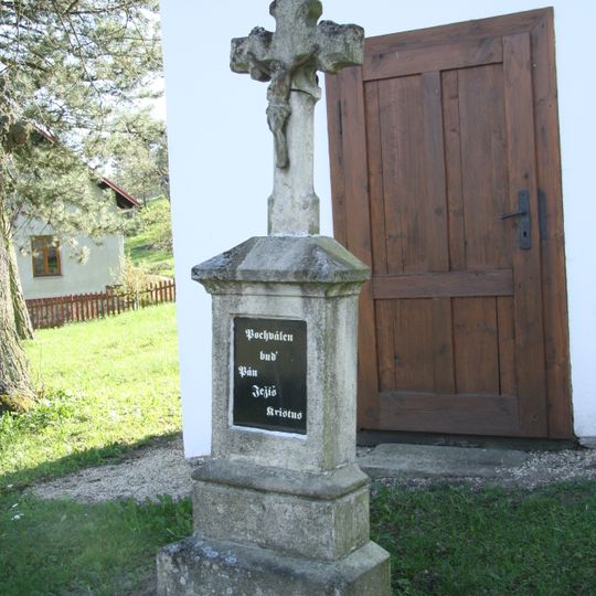 Kříž u kaple v Myslotíně