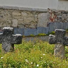 Zwei Steinkreuze auf Rasenfläche vor der Stadtkirche Kirchplatz 1