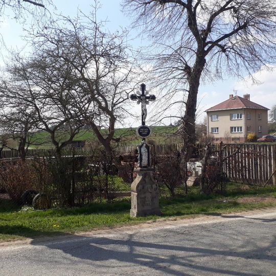 Kříž v Ratibořských Horách u křižovatky