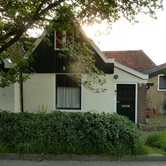 Zeer klein vissershuisje met gaaf houten voorschot