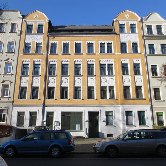Mietshaus in geschlossener Bebauung mit Vorgarten Zeißstraße 15