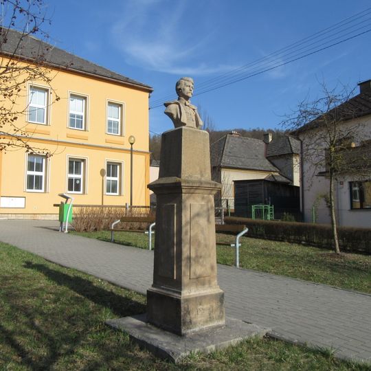 Pomník v Hrabové před školou