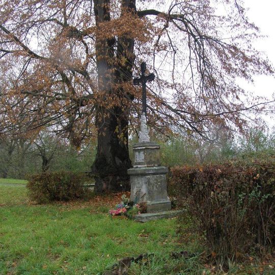 Pamětní kříž u silnice jižně od Benátecké Vrutice