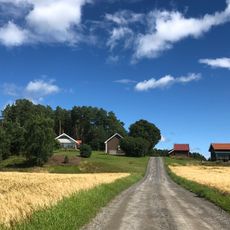 Jomfrulandsveien, Hole