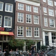 Pand met gevel onder rechte lijst