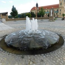 Fontána před vstupem do poutního areálu na Velehradě