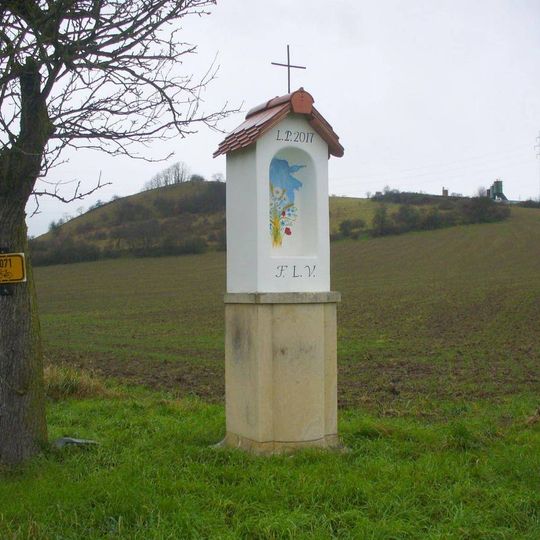 Kaplička na rozcestí v polích u Brozánek