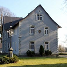 Pfarrhaus mit Inschrift und Wappen Storcha 18