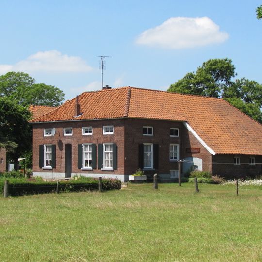 Boerderij met aangrenzende bijschuren