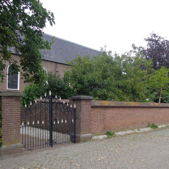 R.K. kerk en pastorie: tuinmuren, kerkhofmuren en hekwerken