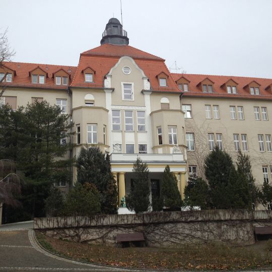 Krankenhaus und Krankenhausgarten mit Bassin Virchowstraße 18