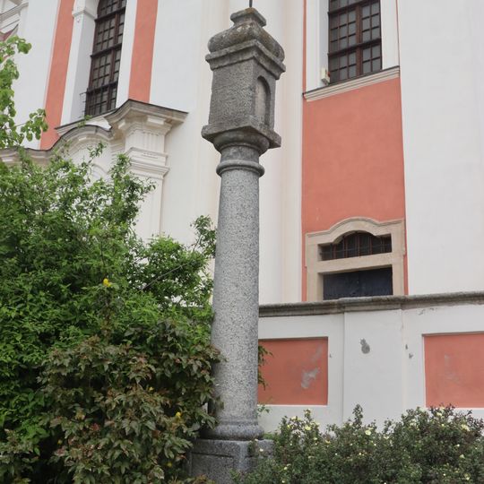 Boží muka v Kdousově před kostelem